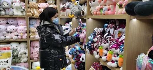 義烏中國(guó)小商品城開(kāi)市了!能否實(shí)現(xiàn)&ldquo;人手一墩&rdquo;?記者走訪多家毛絨玩具店